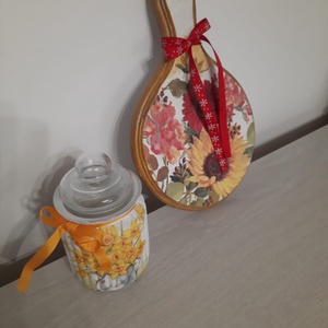 Set bomboniera cu narcise si tocator decorativ rotund - Artynos.ro