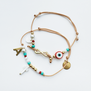 Set bratari din otel auriu cu semnul infinitului, evil eye, cruce si initiala personalizabila - Artynos.ro