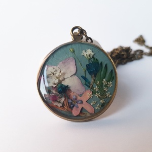 Pandantiv flori vintage cadou martie ziua femeii pandantiv handmade Pandantiv flori naturale medalion botanic iubita - Artynos.ro