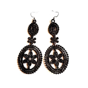 Cercei candelabru negru degrade, Bijuterii, Cercei, Cercei candelabru, Broderie, Sunt usori si confortabili de purtat. Se asorteaza bine.
Brodati cu ata negru degrade. Tortite inox..., ARTYNOS