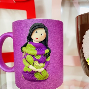 Cana cu păpușa , Casă & Stil de viață, Accesorii pentru echipamente de bucătărie, Decorații de bucătărie, Decorațiuni de bucătărie, Altele, Cana cu aplicații -păpușa- lut polimeric, lucrata manual, ARTYNOS