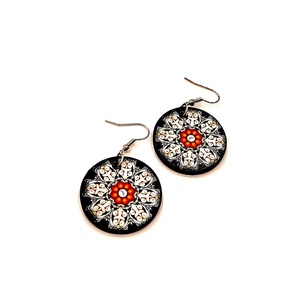 Cercei lemn - mandala negru alb rosu - Artynos.ro