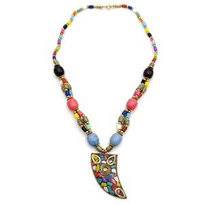 Colier multicolor cu pandantiv in forma de corn, model tibetan 4318 - Artynos.ro