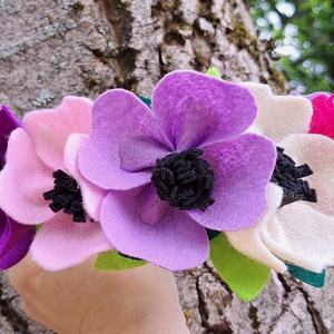 Cordeluta cu flori colorate, Îmbrăcăminte și modă, Accesorii păr, Bandă de păr și agrafe păr, Cusătură, Cordeluța este împodobită cu flori din fetru, realizate manual. Cordeluța este din material plastic..., ARTYNOS