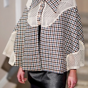 Houndstooth, Imbracaminte si moda, Haine dama, Hanorace, cardigane, Cusatura, Tesatura, O capă elegantă, în care tricotul ajur din bumbac se combină fericit cu țesătura „picior de cocoș”...., ARTYNOS