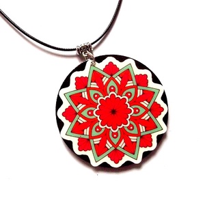 colier lemn mandala 47265, Bijuterii, Coliere, Coliere cu pandantive, Confectionarea bijuteriilor, Decoupage, transfer si tehnici servetel, colier realizat cu tehnica decopaje pe lemn si lacuit cu lac ecologic
diametrul pandantivului 50 mm..., ARTYNOS