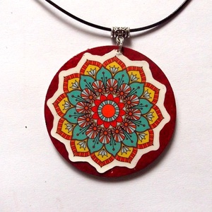 colier lemn mandala 47268 , Bijuterii, Coliere, Coliere cu pandantive, Confectionarea bijuteriilor, Decoupage, transfer si tehnici servetel, colier realizat cu tehnica decopaje pe lemn si lacuit cu lac ecologic diametrul pandantivului 50 mm, ARTYNOS
