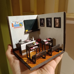 Handmade - dioramă minimalistă sală de clasă scara 1:40 - Artynos.ro
