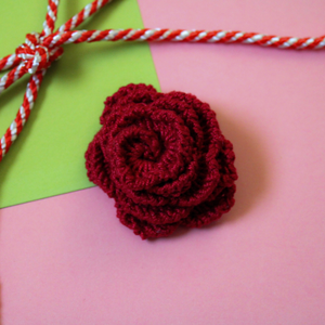 Martisor handmade - Brosa trandafir crosetata culori variate - Artynos.ro