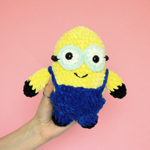 Jucarie din fir plusat - Minion crosetat  - Artynos.ro