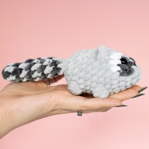 Jucarie din fir plusat - Raton mic, Jucarii si echipamente pentru copii, Plusuri, Figurine de plus, Impletitura, Produs crosetat realizat pe comanda. 

Fiind realizat pe comanda, produsul final poate sa difere pu..., ARTYNOS