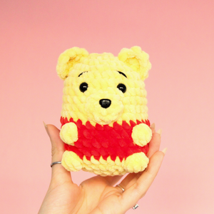 Jucarie din fir plusat - Winnie the Pooh, Jucarii si echipamente pentru copii, Plusuri, Figurine de plus, Impletitura, Produs crosetat realizat pe comanda. 

Realizarea acestuia pe comanda poate dura aproximativ 2 zile..., ARTYNOS