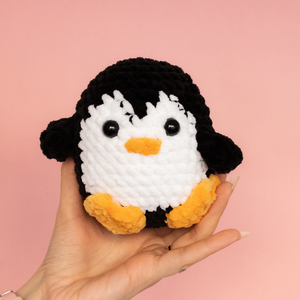 Jucarie din fir plusat - Pinguin negru - Artynos.ro