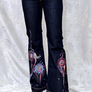  Blugi evazați cu pictură florală, unicat, Imbracaminte si moda, Haine dama, Pantaloni dama, Pictura, Blugi pictați manual, unicat. Pentru pictură am folosit culori acrilice pentru materiale textile de..., ARTYNOS