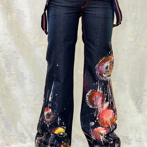 Blugi evazați, cu pictură abstractă, unicat, Imbracaminte si moda, Haine dama, Pantaloni dama, Pictura, Blugi pictați manual, unicat. Pentru pictură am folosit culori acrilice pentru materiale textile de..., ARTYNOS