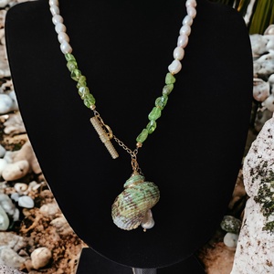 Colier perle cultura, peridot brut si melc natural aurit - Artynos.ro