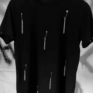 Tricou unisex cu lanturi, Îmbrăcăminte și modă, Haine damă, Tricou și top de damă, Cusătură, Tricou unisex din bumbac accesorizat cu lanturi elemente meralice, disponibil in orice marime si cu..., ARTYNOS