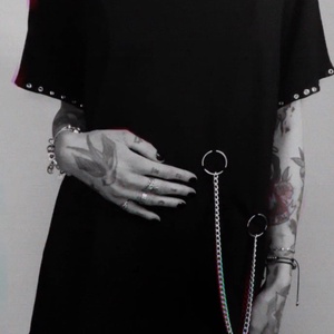 Tricou unisex cu lanturi, Îmbrăcăminte și modă, Haine damă, Tricou și top de damă, Cusătură, Tricou unisex din bumbac accesorizat cu lanturi elemente metalice, disponibil in orice marime si cu..., ARTYNOS