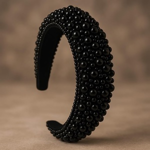Bentita cu perle cusute manual, Accesorii nuntă, Ornamente de păr de nuntă, Coroană de cap mireasă, , Bentita eleganta si deosebita din catifea cu perle cusute manual., ARTYNOS