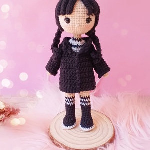 Papusa crosetata Wednesday Addams - Artynos.ro