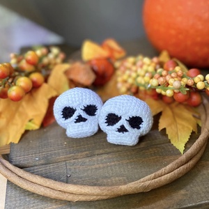 Breloc crosetat Skull - Artynos.ro